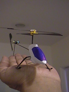 Este es uno de mis favoritos ya que lo diseñe como los demas de mis diseños tiene aspecto realistico de helicoptero y no de esqueleto como el Pixelito.  Es controlado por bobina  magnetica, diseño original. Creado en el 2003.