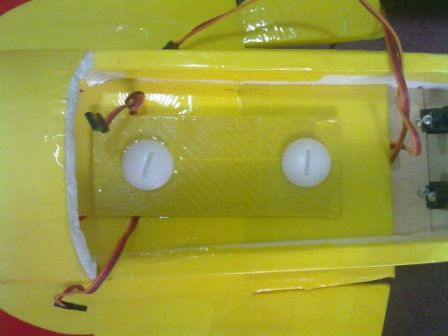 Uso dos parafusos de assento sanitário na fixação da asa. O parafuso plástico está colado com epoxy em mdf de 4mm pela parte de baixo, colado junto à fuselagem.