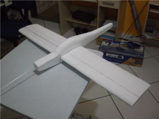 Estágio atual da montagem. A asa está apenas encaixada na fuselagem. A vareta de alumínio será cortada e o que sobrar vai ser colocado no avião pela calda.