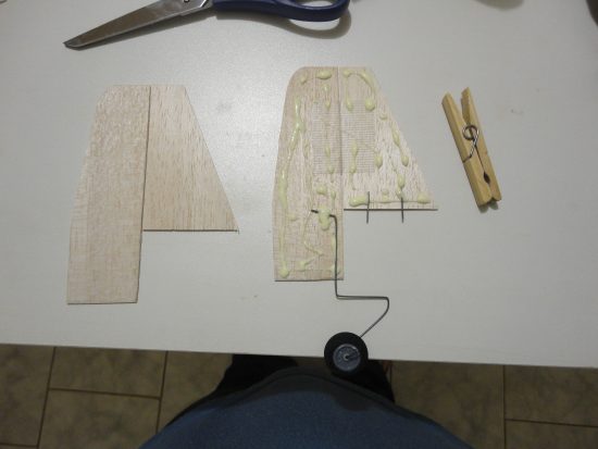Colei estes pedaços de arames para firmar o estabilizador vertical na hora da colagem. Usei cola amarela de madeira, pois aprendi que ela consegue segurar bastante estes arames na estrutura de madeira, usando a técnica de sanduíche.