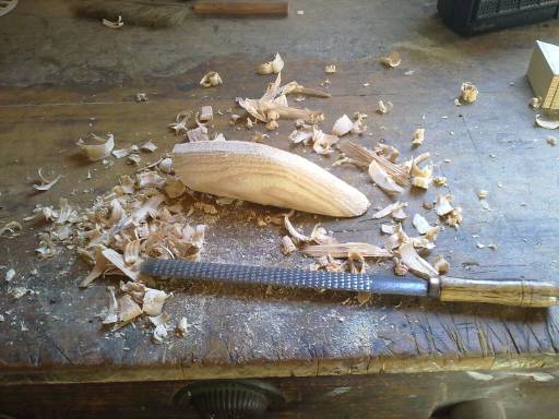 Dando formato com a grosa, mas sem usar muita força pois essa ferramenta é risca fundo a madeira.