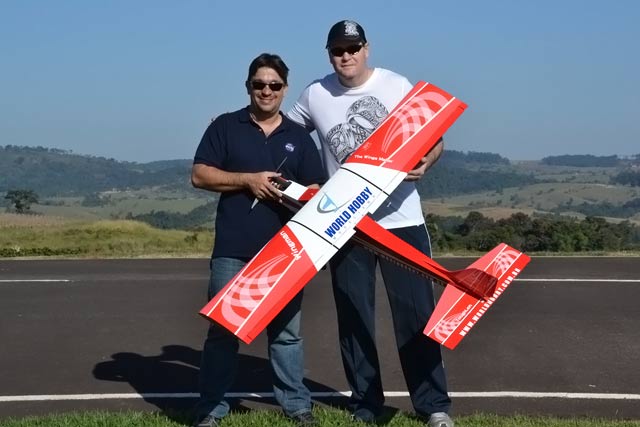Eu e meu amigo Zé Eduardo, diretor da World Hobby acompanhando e ajudando nos vôos teste e captação das imagens. Além de ser meu amigo há 35 anos!!!