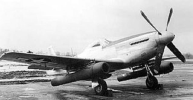 Mustang P-51D equipado com  pulsojatos valvulados Argus e que foi construido pela NACA que depois se tornou a NASA