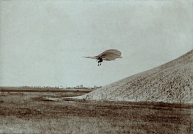 342px-Otto_Lilienthal_gliding_experiment_ppmsca.02546.jpg