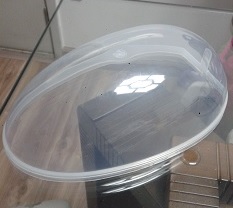 Molde de plástico que encontrei com tamanho e curvatura parecidos com o heli. Vou fazer um molde de gesso para moldar um pvc de 0.3mm para fazer os vidros. Essa parte do vidro será complicado...