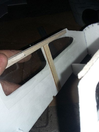 Reforço com balsa que tirei de um aero abandonado aqui.