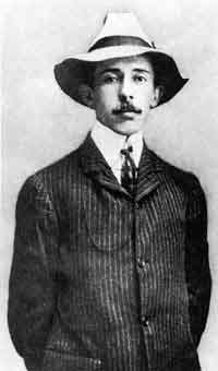 Alberto Santos Dumont,  (1873-1932), aeronauta brasileiro, pai da aviação. Nasceu no sítio de Cabangu, em Palmira (hoje Santos Dumont), em Minas Gerais, a 20 de julho de 1873. Aos 18 anos partiu para a França, com o objetivo de estudar física, mecânica e