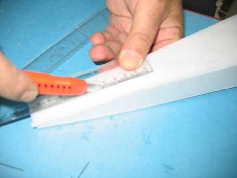 cortando com estilete 3mm de largura com 3,5 cm de comprimento para os tubinhos passarem com folga