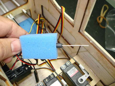 Utilizei uma espuma perfurada para inserir a antena do receptor. Aí basta colar esta espuma dentro do modelo. Fica prático e evita vibrações na antena booster.