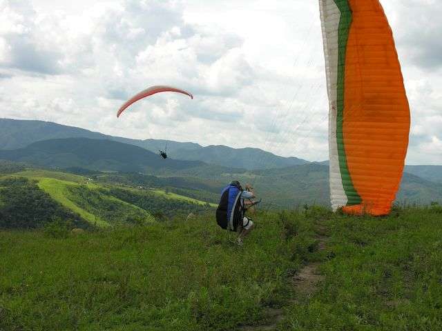 A quase colisão obrigou um paraglider a pousar  (*)